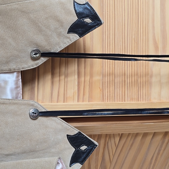 SHARIS PLACE Leather Vest - Picture 6 of 8